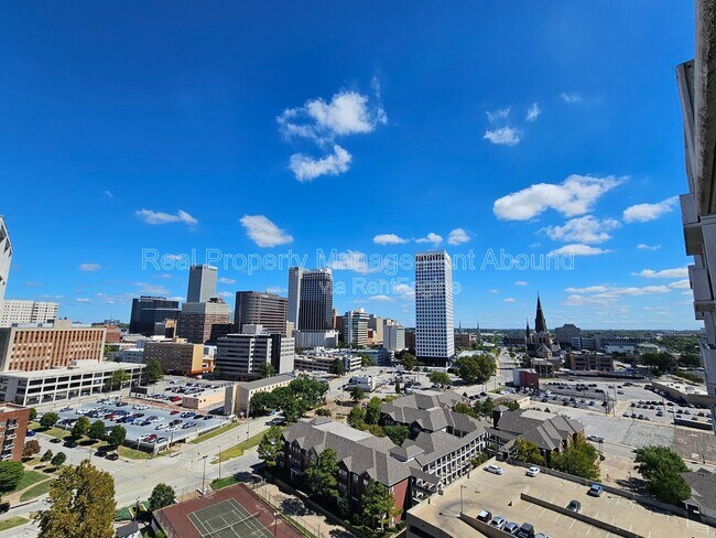 Building Photo - 410 W 7th St