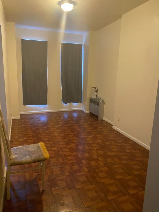 Building Photo - Spacious Rooms! W/D! Available Now!