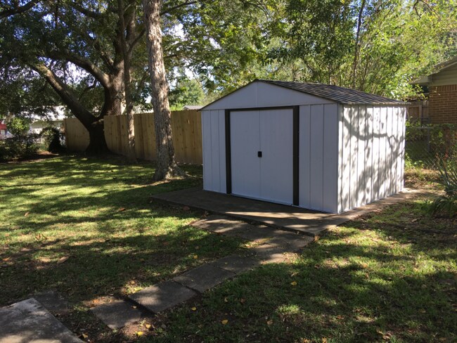 Building Photo - 659 Meadow Dr