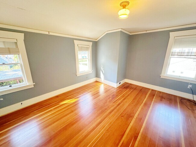 Building Photo - Stunning 3 Bedroom with Fully Fenced Yard ...