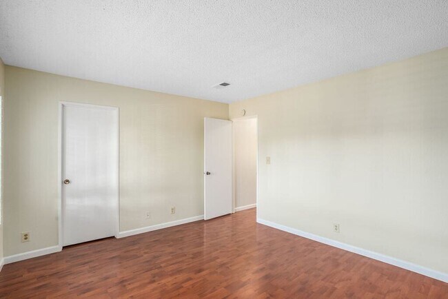 Building Photo - 1130 Fontana Dr