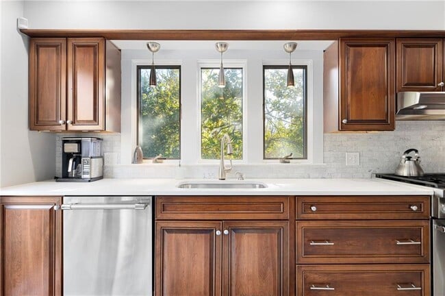 Building Photo - 138 Carroll Ave