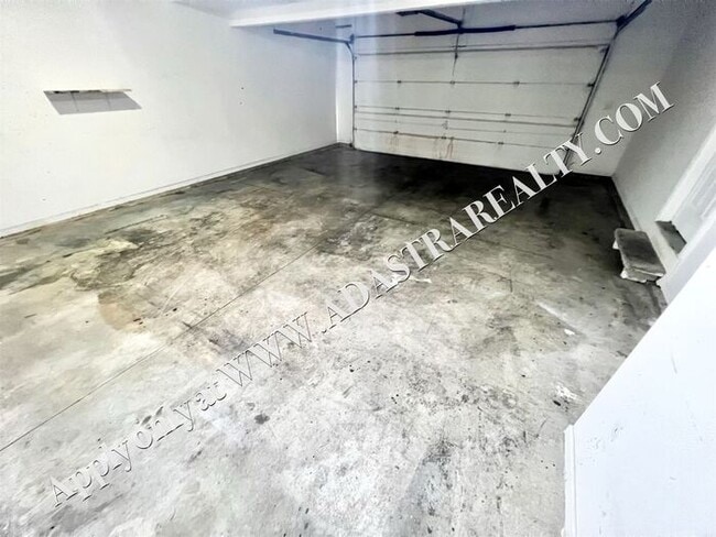 Building Photo - Spacious Shawnee Townhome 3 Bed/3 Bath-Ava...