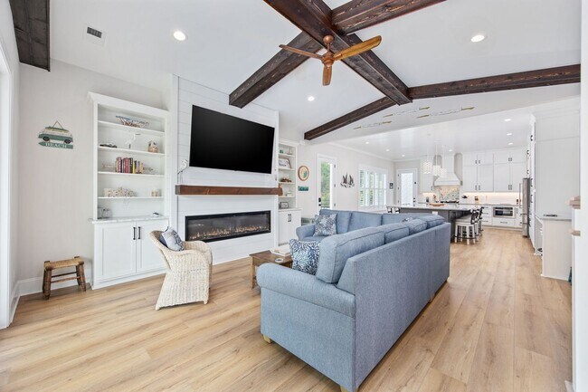 Building Photo - Gorgeous Custom Home Available for Snowbir...