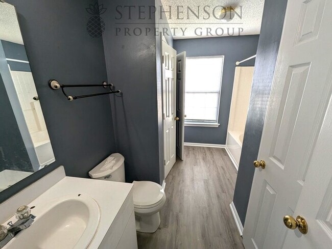 Building Photo - 3 bed 2 bath LVP Floors
