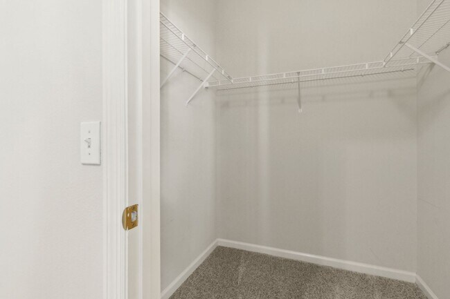 Building Photo - 2 BEDROOM VICTORIA PARK TOWNHOUSE AVAILABL...