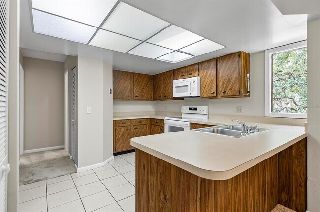 Building Photo - 14 Oakmont Ct