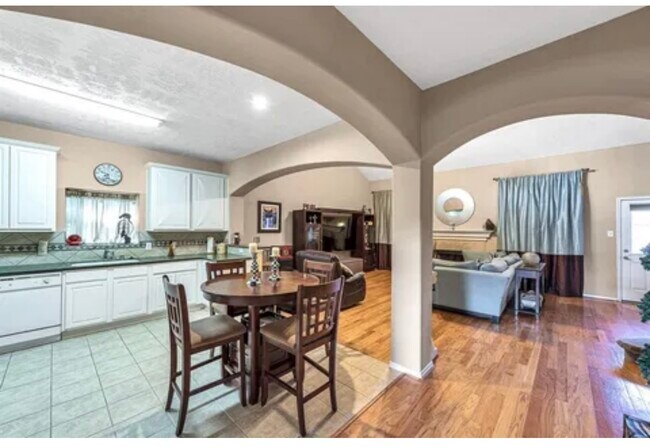 Building Photo - 8007 Blackcherry Ln