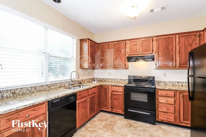 Building Photo - 700 Walnut Woods Cove S