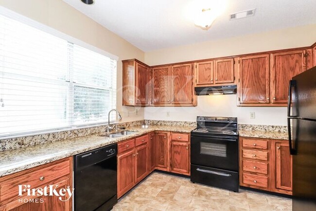Building Photo - 700 Walnut Woods Cove S