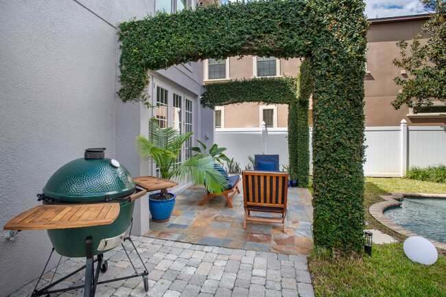 Building Photo - 2 Story, 2 Bed/2.5 Bath, Pool Home Plus Office in Altaloma Heights AVAILABLE NOW!