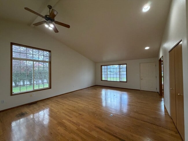 Building Photo - One Level, Golf Course Living- 3 bed + office, 2 bath