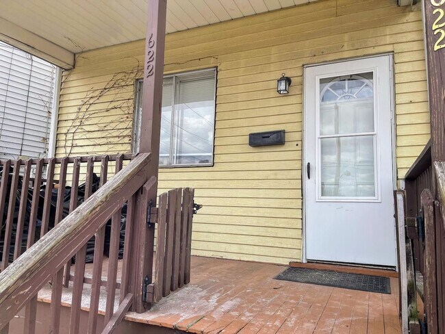 Building Photo - 2 bed 1 bath - Greenfield, nice location, laundry included