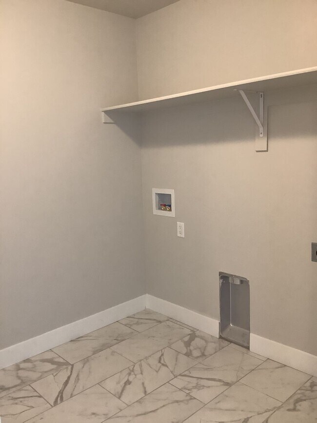 Building Photo - Townhome in Prime Spanish Fork Location