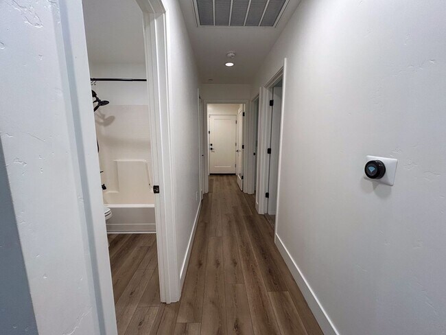 Building Photo - Live Comfortable in a Modern Paradise Home!