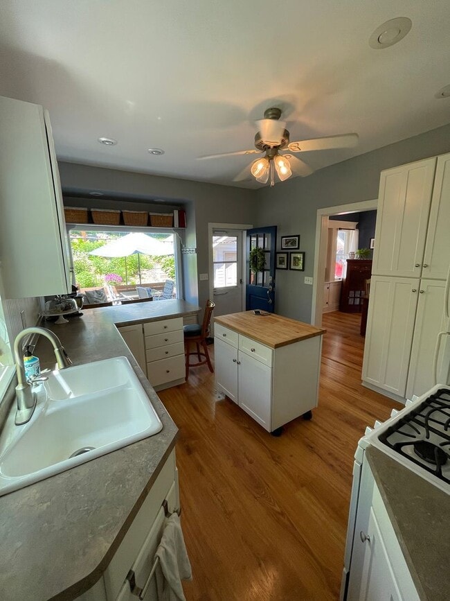 Building Photo - AVAILABLE AUGUST 1ST - Beautiful Single Fa...