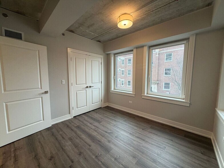 Building Photo - 952 W Carmen Ave