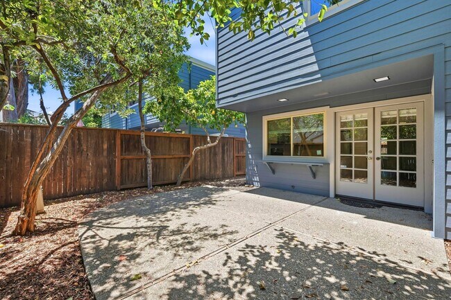 Building Photo - Luxury  2 bedroom Townhome in Great Location