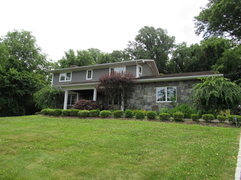 Great curb appeal - 10 Foxwood Ln