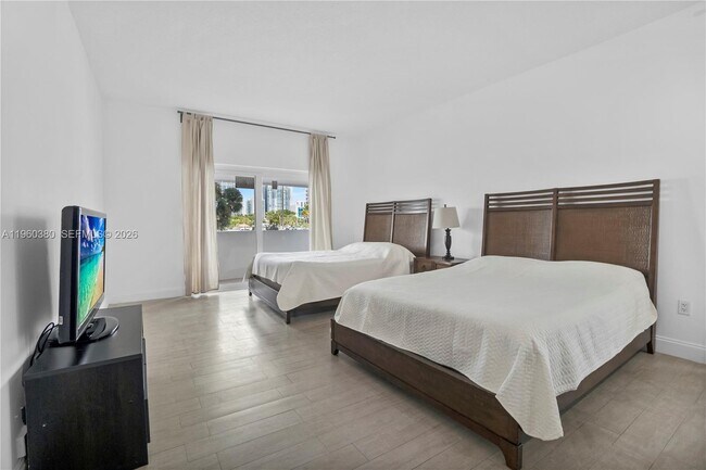 Building Photo - 500 Bayview Dr