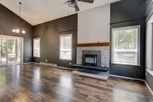 Building Photo - Charming 3 Bed, 2 Bath Home on a Quiet Street