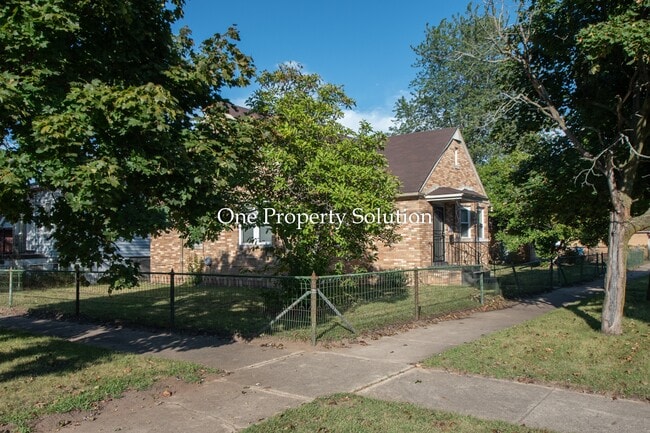 Building Photo - 700 E 36th Ave