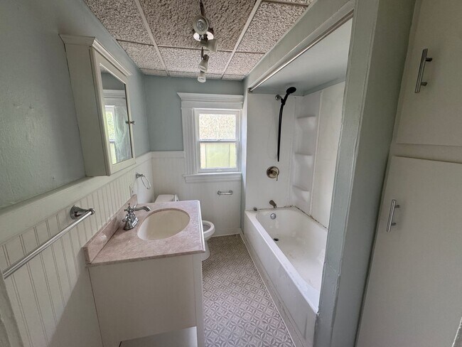 Building Photo - Large 4 Bedroom home!
