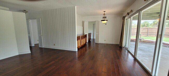 Building Photo - 949 W Royal Palm Rd
