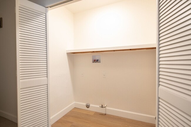 Building Photo - Townhome in Lake Forest