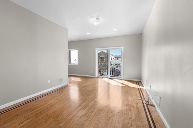 Building Photo - 392 Liberty Ave