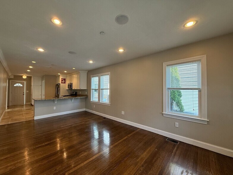 Building Photo - 210 Cedar St