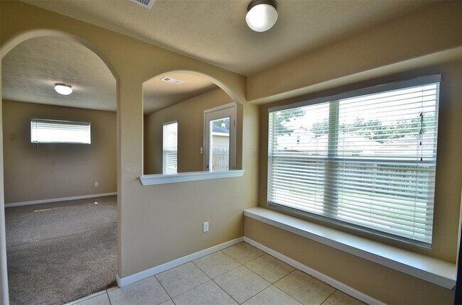 Building Photo - 5015 Willow Point Dr