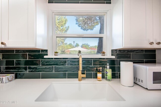 Building Photo - 1301 W Glenrosa Ave