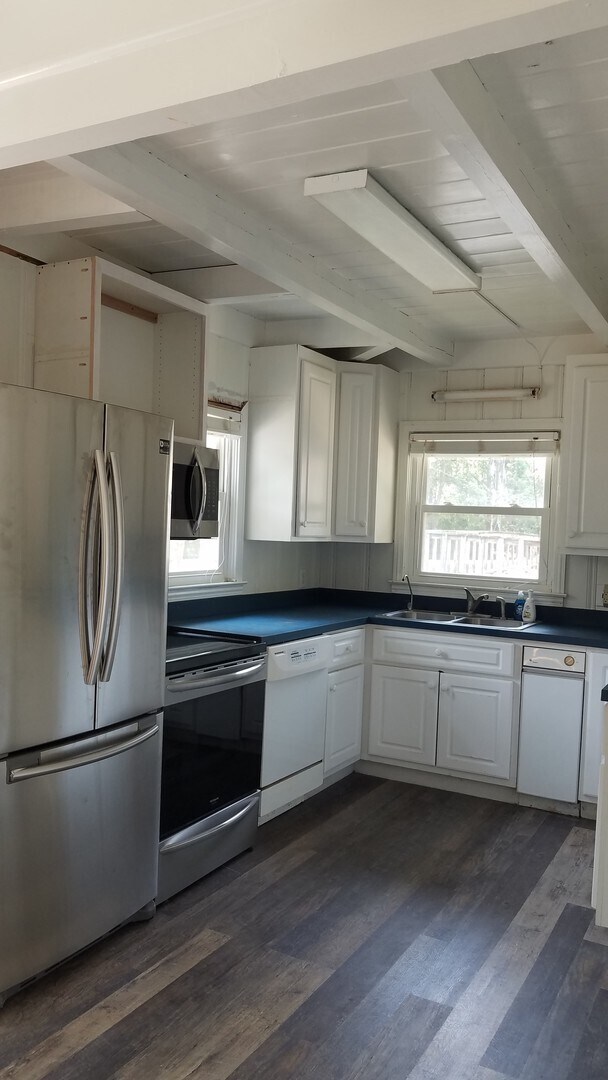 Building Photo - 5 bedroom / 4 bath home with a short drive to the beach!