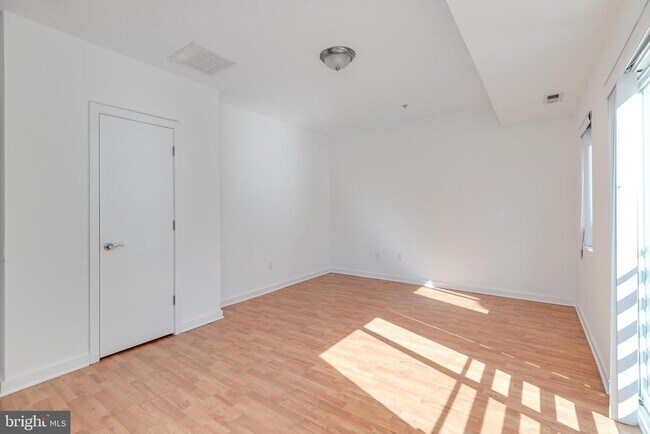 Building Photo - 228 W George St