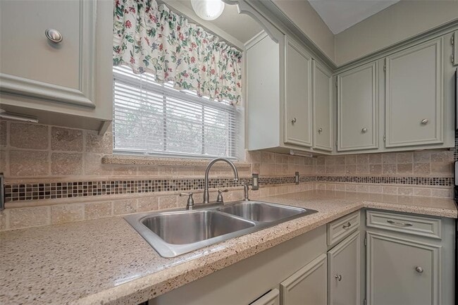 Building Photo - 2027 Briar Ridge Dr