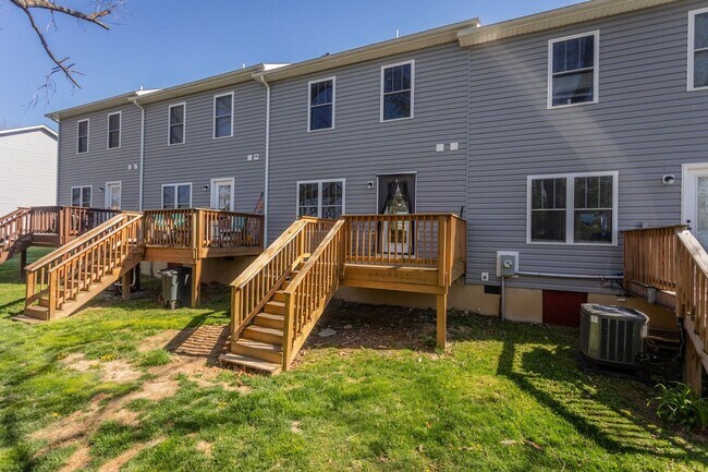 Building Photo - 135 Swallow Dr