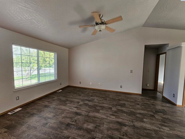 Building Photo - Fully Fenced Large Cul-De-Sac Lot