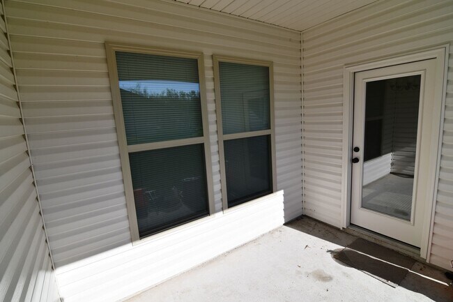 Building Photo - Trendy, 3 bedroom, 2 bath home in coveted Kenilworth Crossing Community near LSU