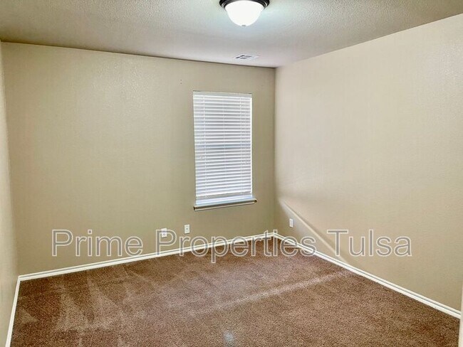 Building Photo - 108 E Granger St