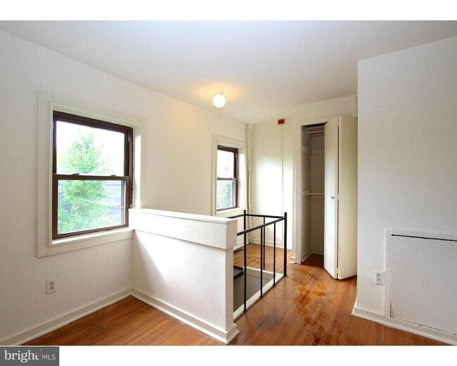 Building Photo - 415 S 11th St