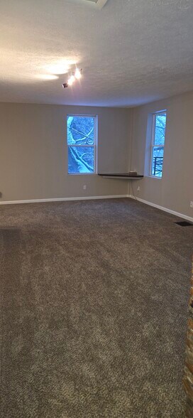 Building Photo - 484 Merchants Rd