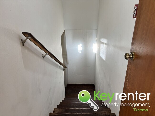 Building Photo - Charming 4-Bedroom Mid-Century Style Craft...