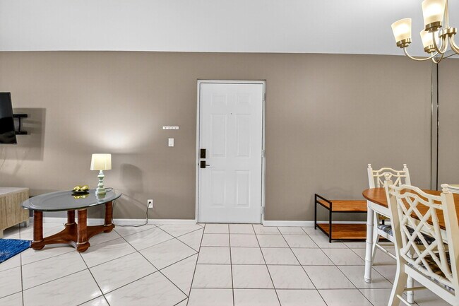 Building Photo - 9900 Pineapple Tree Dr