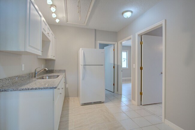 Building Photo - 4023 E Orange Ave