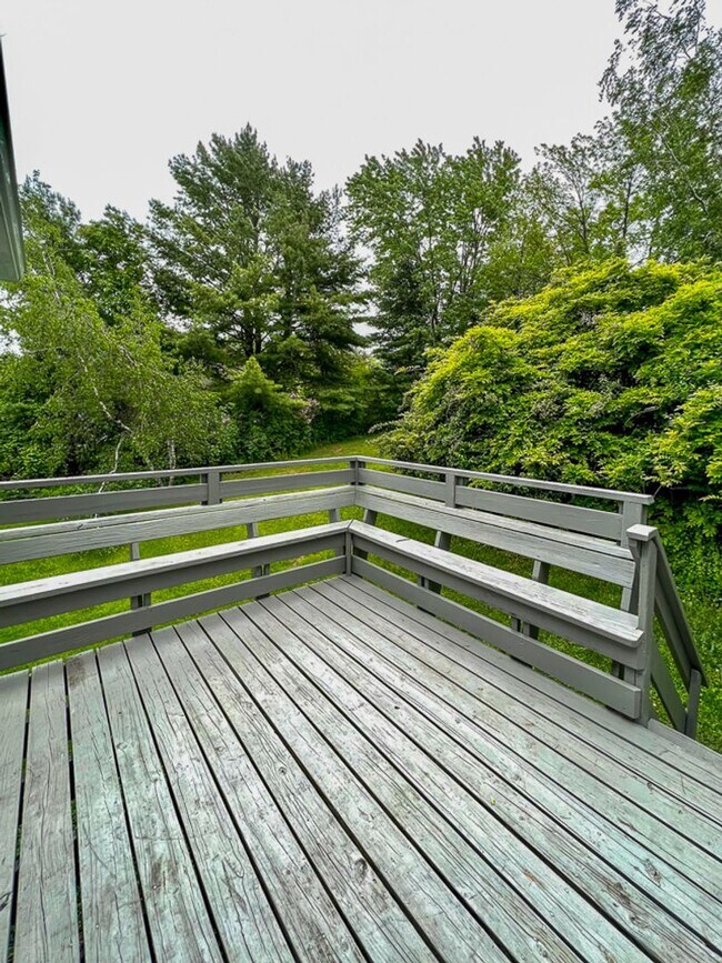 Building Photo - Spacious 5-Bedroom, 1.75 Bathroom Home in ...