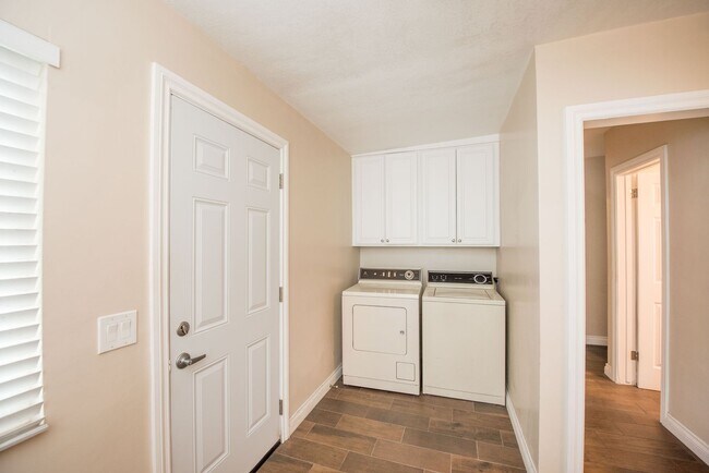 Building Photo - One Bed One Bath