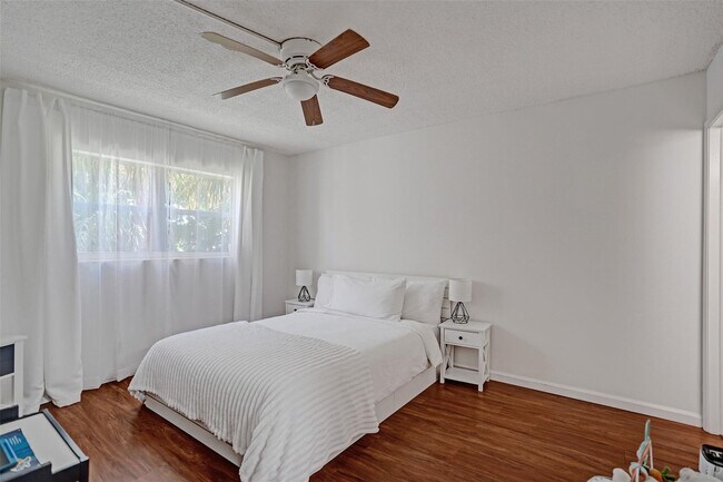 Building Photo - 2350 NE 14th Street Causeway