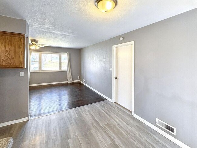 Building Photo - Spacious 4-Bedroom Home in a Prime Locatio...