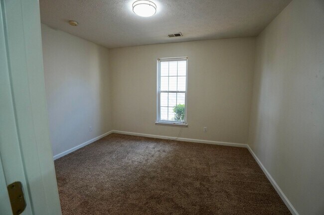 Building Photo - NICE One Level Nashville Area Home Near Lakes and Airport!